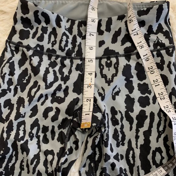 SOLD❗️Z by Zella Grey Animal Print Active Leggings Capri Small - Picture 7 of 8